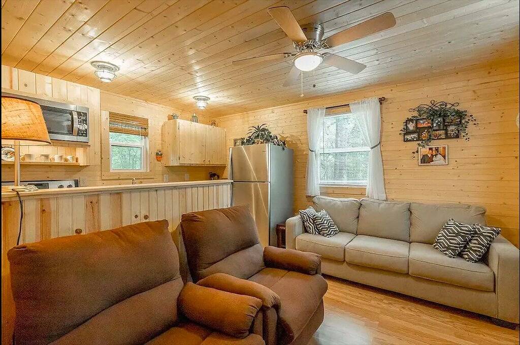 The Private Reserve Cabin, Hot Tub, Pet Friendly, Secluded in Grundy County
