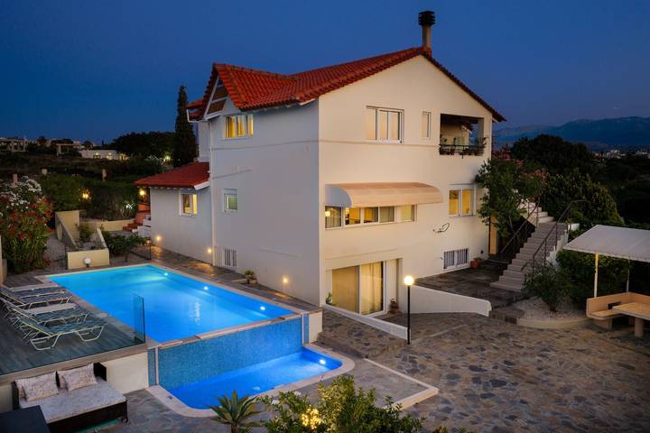 Ferienhaus für 9 Personen, mit Meerblick und Balkon sowie Garten