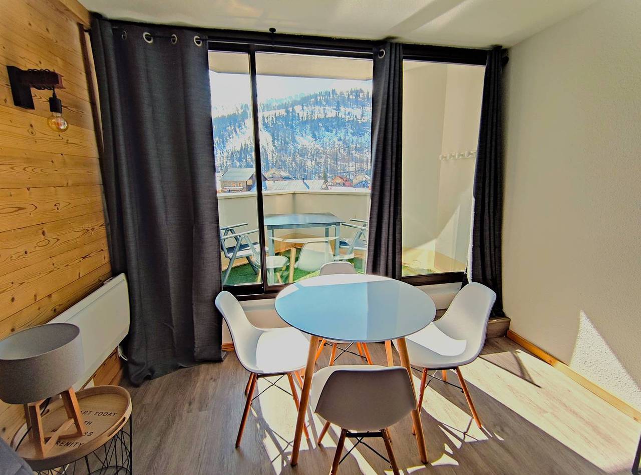 Geheel vakantieappartement, 2 rooms for 4 renovated in Front De Neige in Isola 2000, Isola