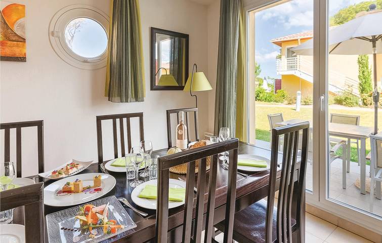Apartamento vacacional entero, 2km Playa: AC, Piscina, Aparcamiento y Terraza in Six-Fours-les-Plages, Costa mediterránea (Francia)