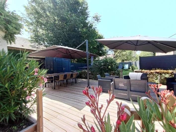 Location de vacances pour 12 personnes, avec jardin et vue, adapté aux familles dans Saint-Pierre-de-Curtille - 3