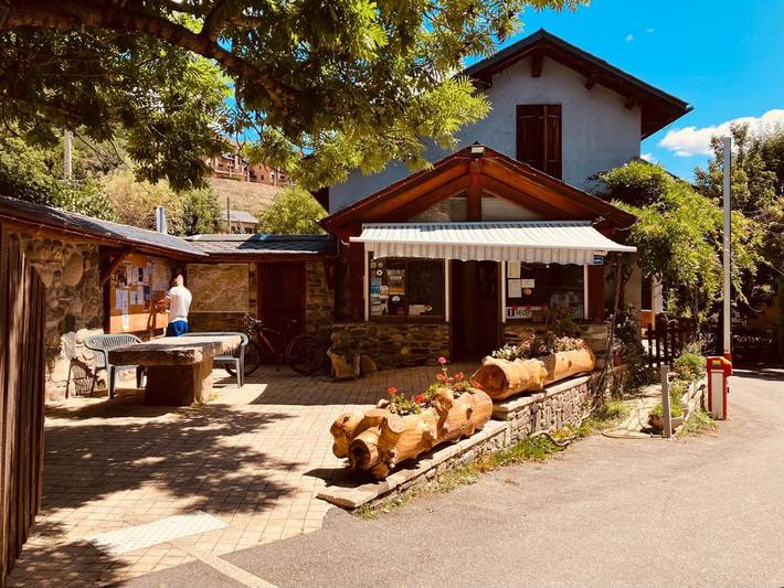 Location de vacances pour 4 personnes, avec piscine ainsi que vue et jardin à Estavar - 2