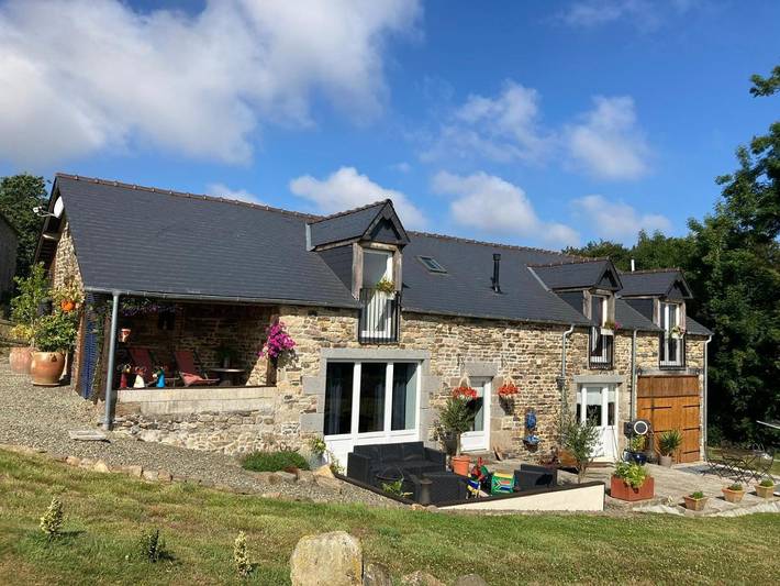 Location de vacances pour 2 personnes, avec Terrasse ainsi que Jardin et Vue à Roullours - 2