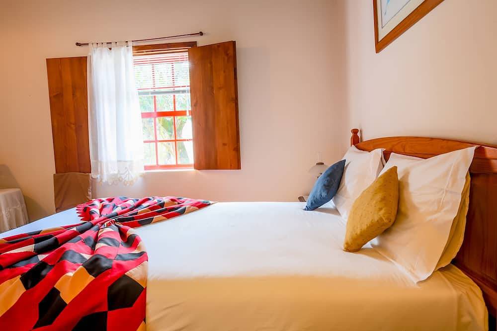 Cottage House with A/C – Big Garden - Free Wood in Biscoitos, Terceira (Azoren)