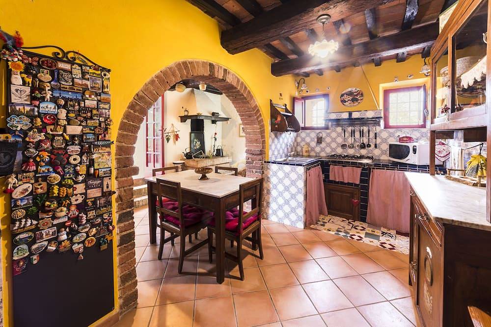 Nydelig restaurert gårdshus med svømmebasseng i stille stille bakker i Siena. in Trequanda, Provinsen Siena