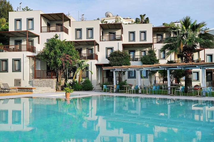 Aparthotel para 2 personas, con jardín y piscina además de jacuzzi y balcón - 1