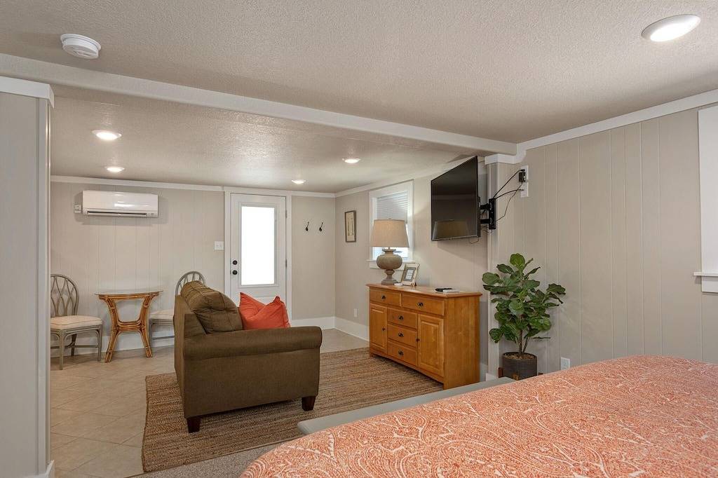 Ganze Wohnung, Salt & Light: Charming Contemporary Studio, Dog-friendly and Close to the Beach! in Whalebone, Nags Head