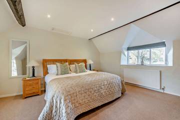 Log Cabin for 6 People in The Cotswolds, South East England, Photo 4