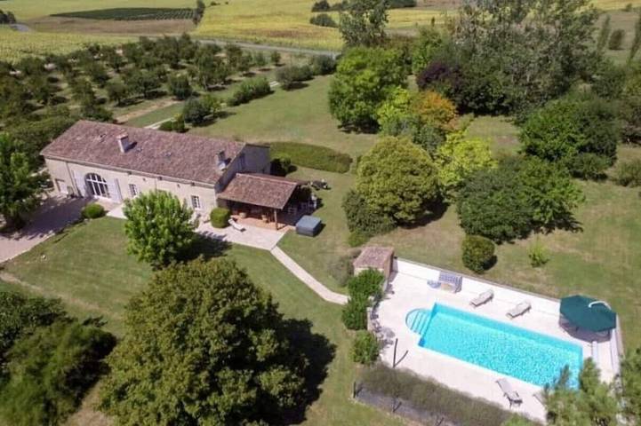 Gîte pour 10 personnes, avec jardin et jacuzzi à Saint-Vivien-de-Monségur