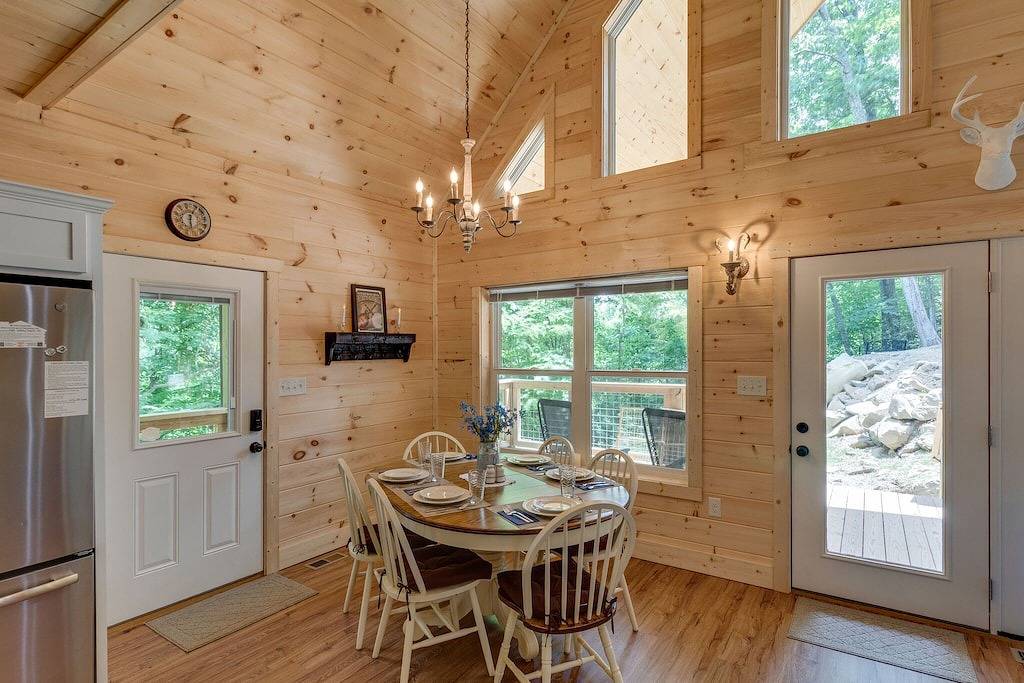 Beautiful Chalet in Gatlinburg with Seasonal Views 3 bedroom 2 bath! in Gatlinburg, Sevier County
