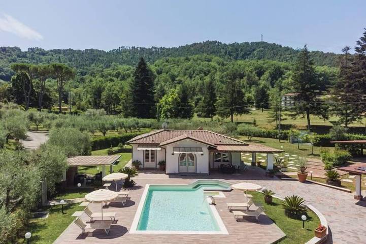 Agriturismo per 6 persone, con idromassaggio e giardino nonché piscina in Camaiore (Toscana)