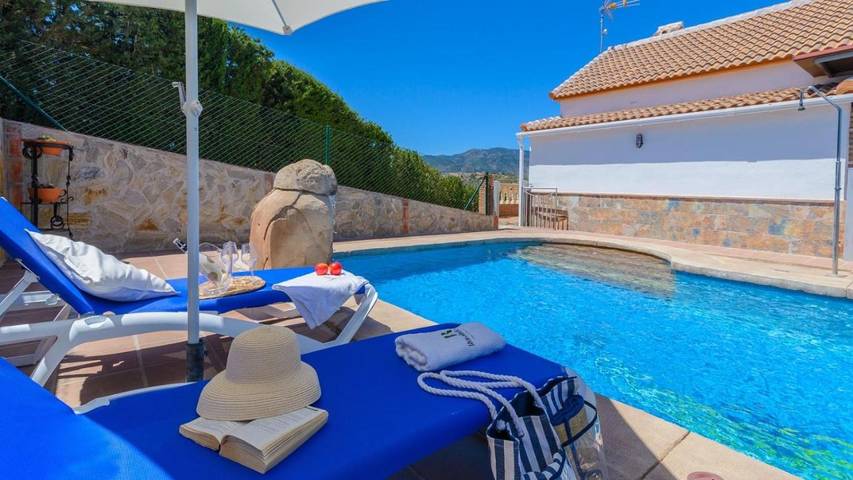 Casa rural para 4 personas, con jardín además de piscina y terraza en Alozaina