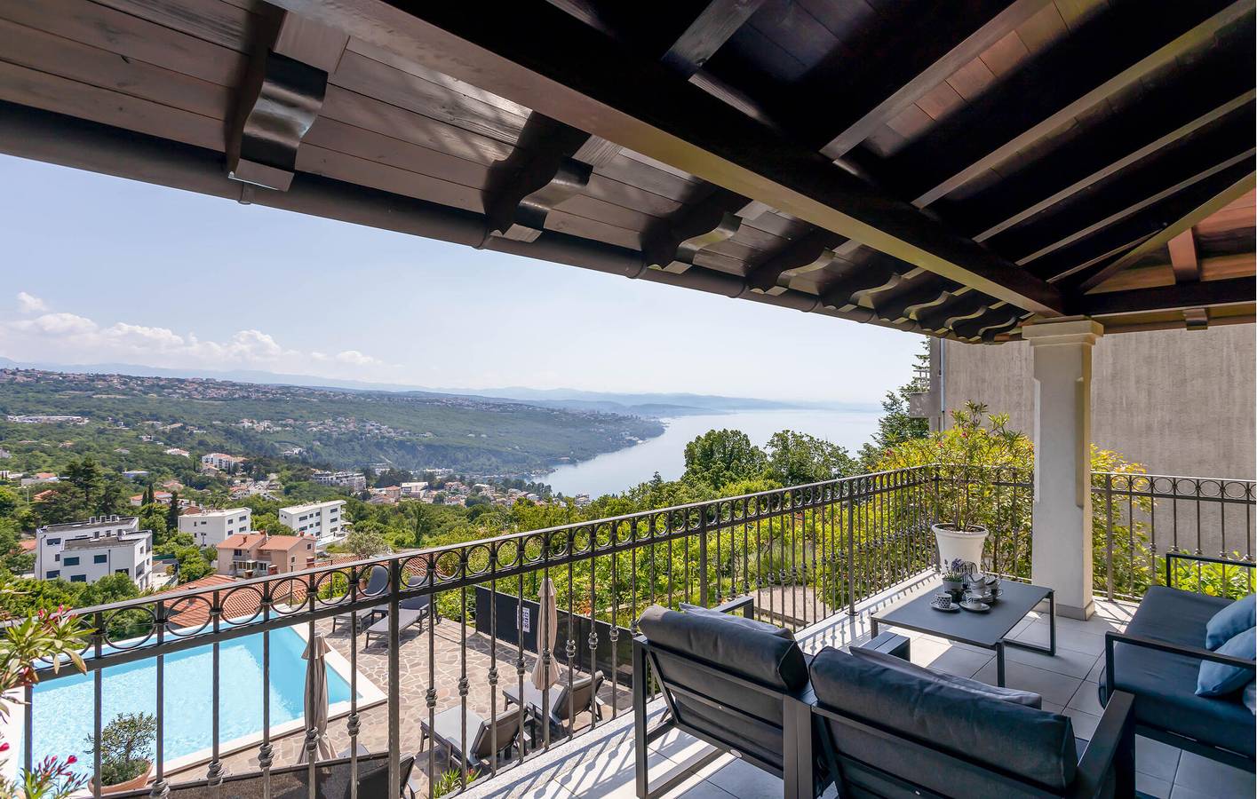 Amplio apartamento de 2 dormitorios con piscina, cerca de la playa y con wifi in Opatija Riviera