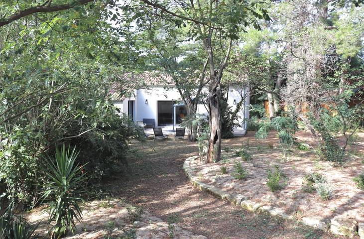 Gîte pour 4 personnes, avec piscine et jardin ainsi que jacuzzi et terrasse