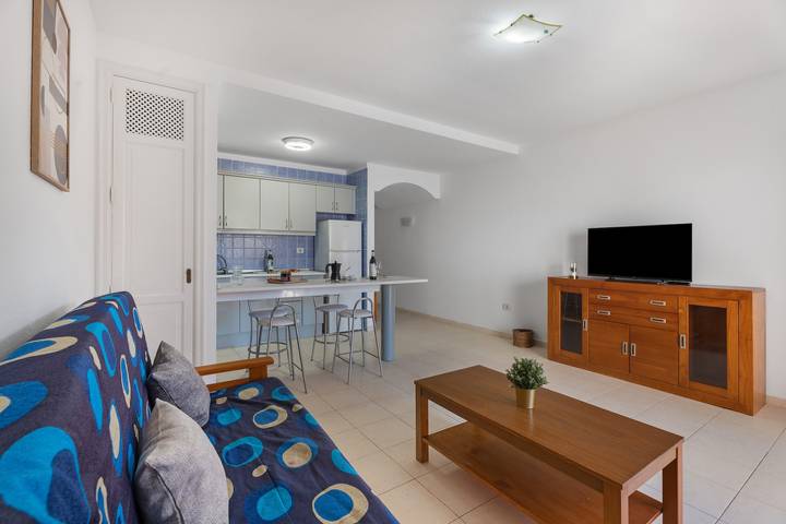Ganze Wohnung, Ferienwohnung 'Brisas de Chasna' mit Meerblick, Gemeinschaftspool und WLAN in Adeje, Teneriffa Süd
