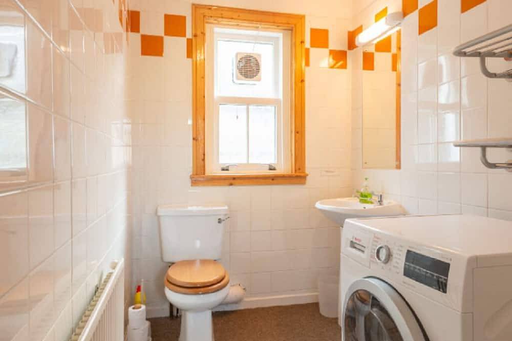 Mooie boswachters huisje, een prachtig uitzicht op Loch Ness, privé-strand, huisdieren welkom in Inverfarigaig, Highlands