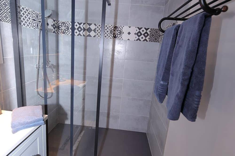 Entire apartment, New in 2018 apartment with sea and harbor views Ww2 Normandy landing beaches in Port-en-Bessin-Huppain, Bayeux region