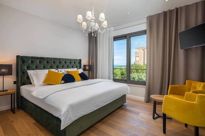Strandvilla Flores: Luxus mit Innen- und Außenpools, Dachterrassen-Whirlpool in Duće, Omis-Riviera