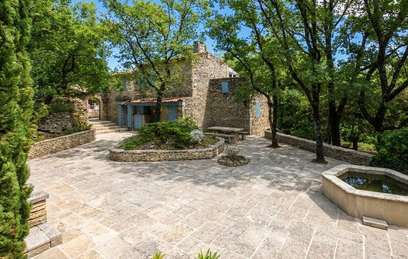 Cozy Apartment with Pool, AC & Parking near Goult 1.5km in Goult, Parc naturel régional du Luberon