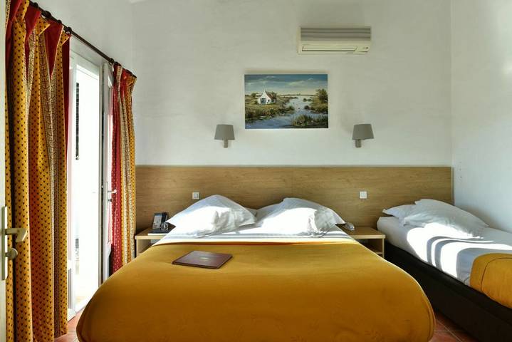 Hôtel pour 3 personnes, avec sauna et jacuzzi ainsi que jardin et piscine, adapté aux familles dans Bac du sauvage - 3