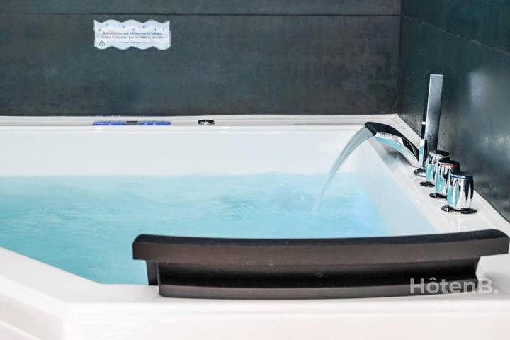 Location de vacances pour 14 personnes, avec jacuzzi et jardin, adapté aux familles à Bonnac-la-Côte - 2