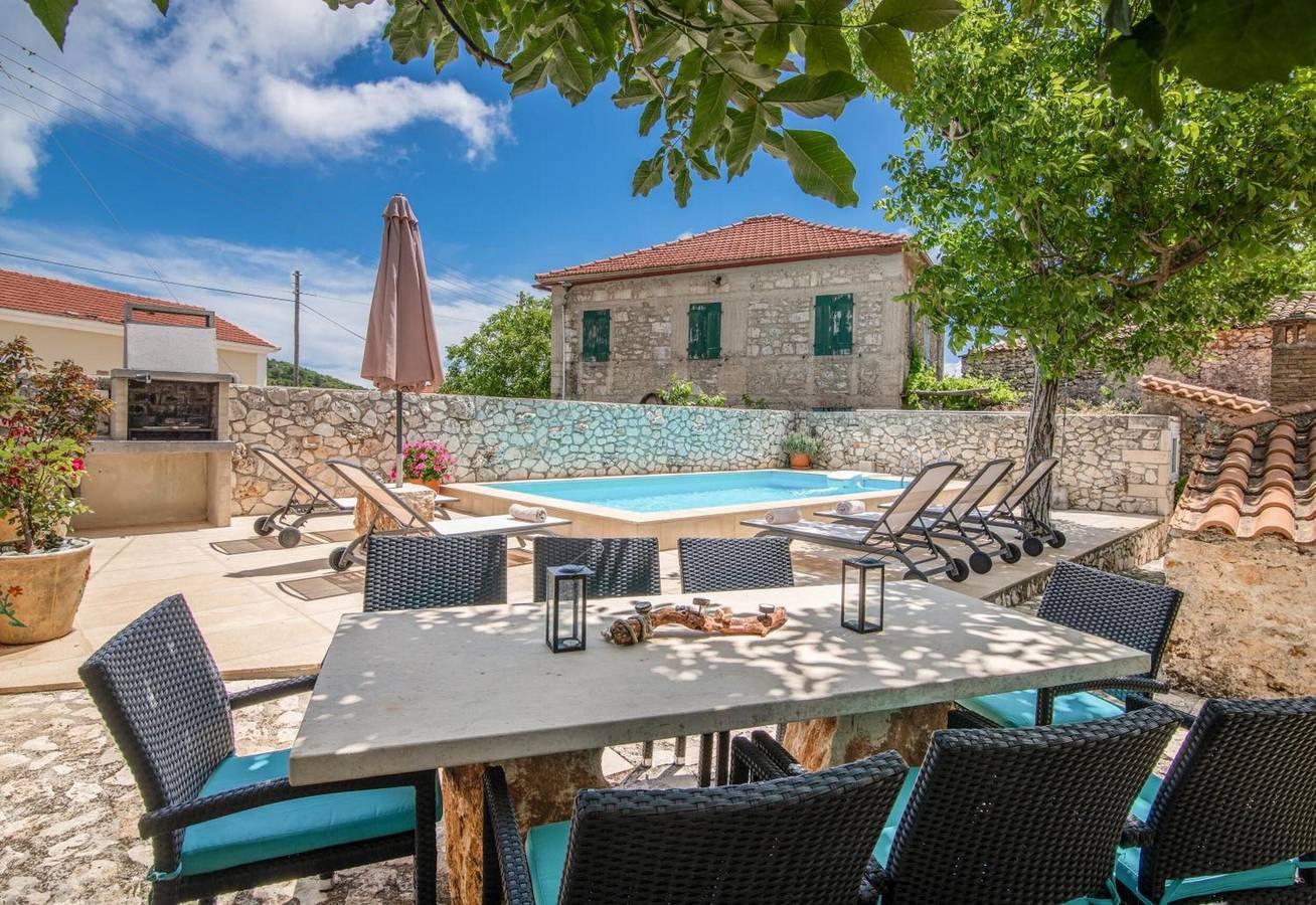 Villa Callisto – Stenen Villa met Privézwembad, Uitzicht op de Bergen, Wi-Fi en Airco in Zakynthos