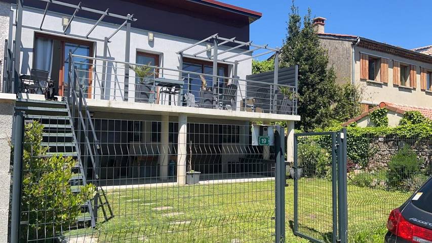 Location de vacances pour 4 personnes, avec jardin ainsi que vue et terrasse à Véranne