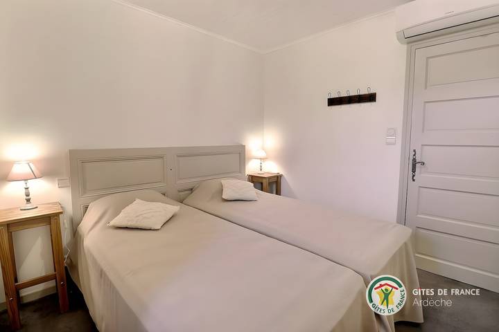 Cottage 'Gîte Le Lac Du Vert' with Lake View, Wi-Fi and Air Conditioning in Cheminas, Tournon-sur-Rhône region