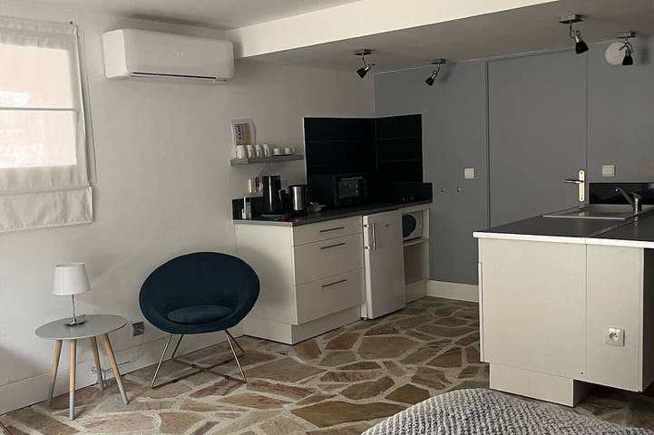 Gîte pour 2 personnes, avec piscine ainsi que jardin et jacuzzi à Puéchabon - 4