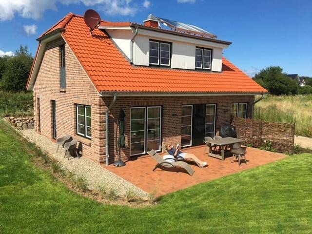 Ferienhaus für 6 Personen, mit Terrasse und Garten sowie Sauna und Seeblick