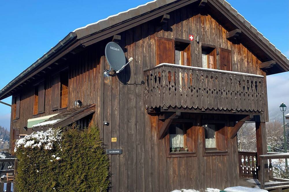 Nestled between the mountains and the lake you will find this charming chalet! in Seytroux, Thonon-les-Bains und Umgebung