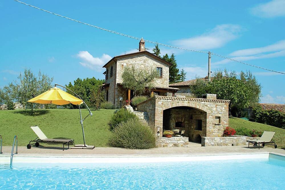 Villa in Umbertide with Pool and Garden in Umbertide, Valtiberina