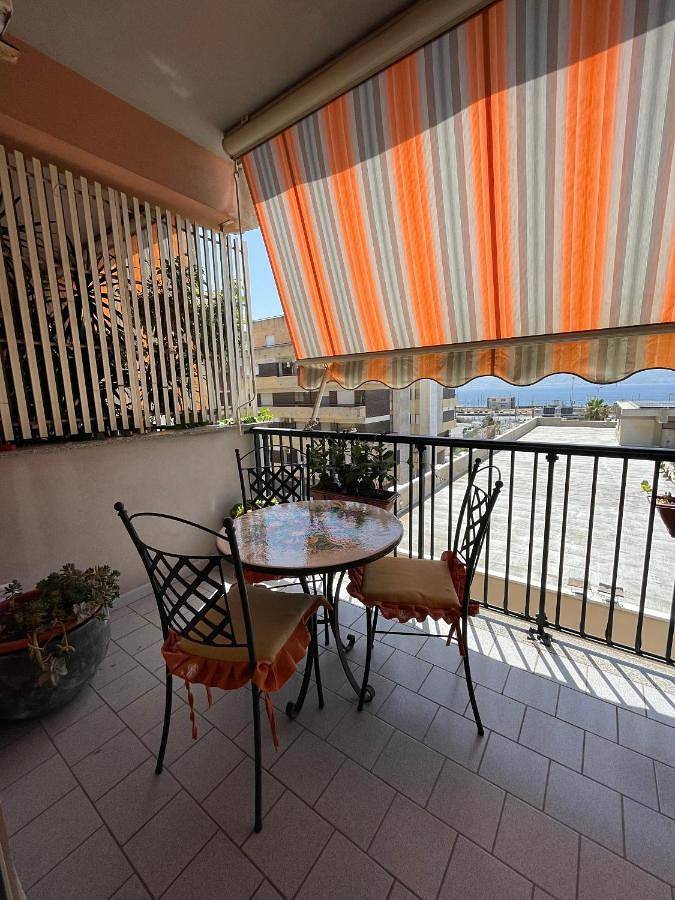 Chambre d’hôte pour 8 personnes, avec Balcon ainsi que Terrasse et Vue à Villa San Giovanni