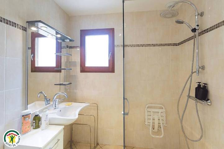 Location de vacances pour 5 personnes, avec balcon ainsi que jardin et piscine à La Côte-Saint-André - 4