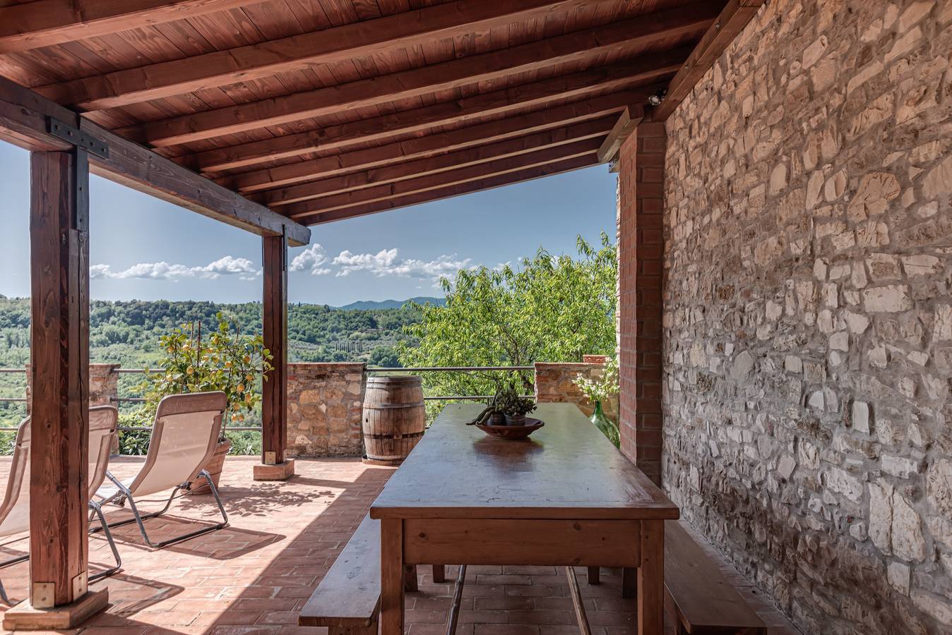 Entire apartment, Apartment 'Fienile' with Private Terrace, Wi-Fi and Air Conditioning in Pelago, Valdarno