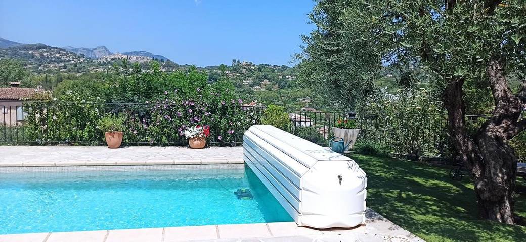 Chambre d’hôte pour 2 personnes, avec terrasse et vue ainsi que jardin et piscine
