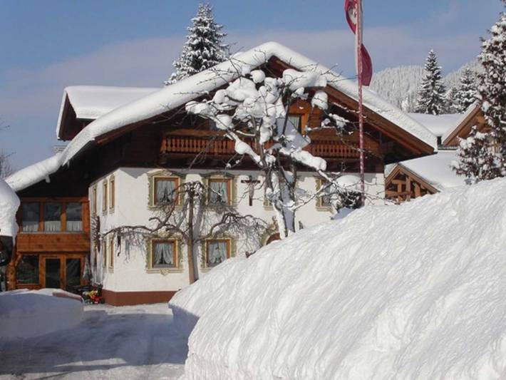 Ferienwohnung für 3 Personen, mit Garten und Balkon, kinderfreundlich in Nesselwängle