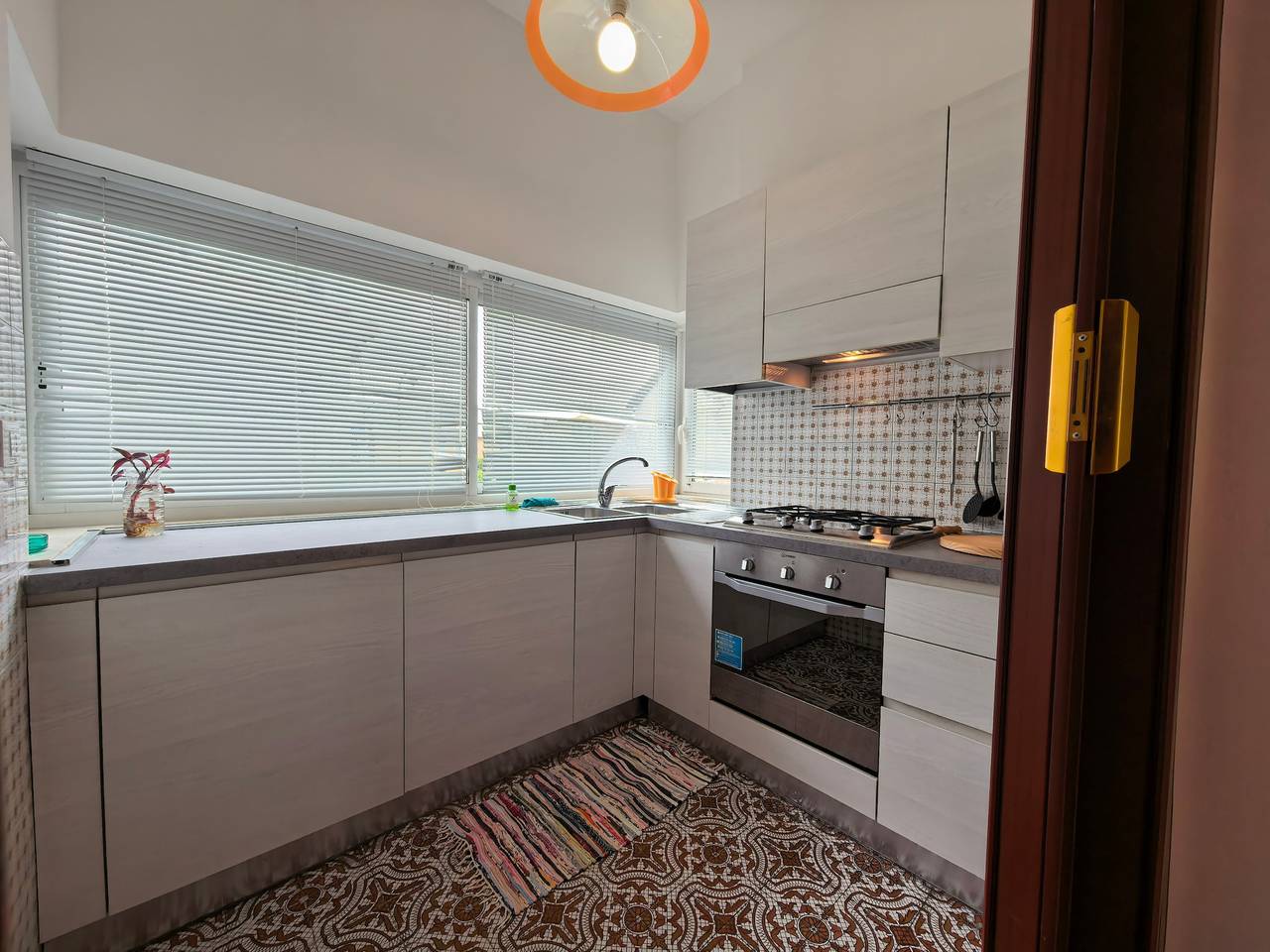 Apartamento entero, Apartamento 'Isonzo Holiday Home - 2 Dormitorios' con Vista a la Montaña, Wi-Fi y Aire Acondicionado in Loano, Riviera di Ponente
