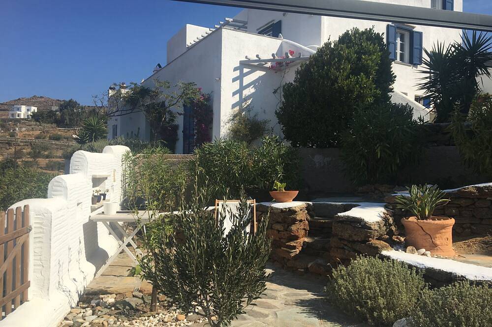 Private ground flat  for a family with 2 children in a beautiful Cycladic Villa in Tinos