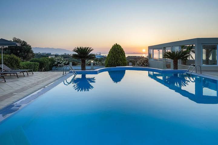 Appart’hôtel pour 2 personnes, avec Balcon et Terrasse ainsi que Jardin et Bassin pour enfant