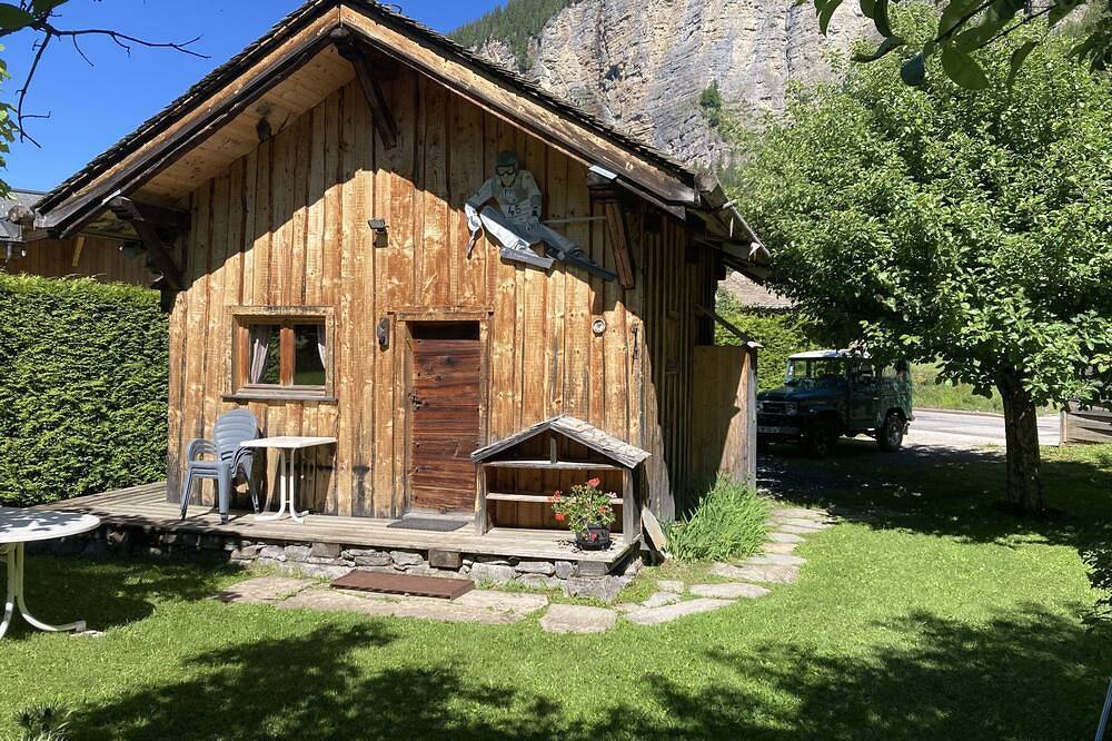 Atypical 2-person chalet \"Les Prodains\" private parking and free shuttle service in Morzine, Les Portes du Soleil