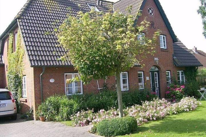 Ferienwohnung für 4 Personen, mit Terrasse und Whirlpool sowie Garten in Oldsum