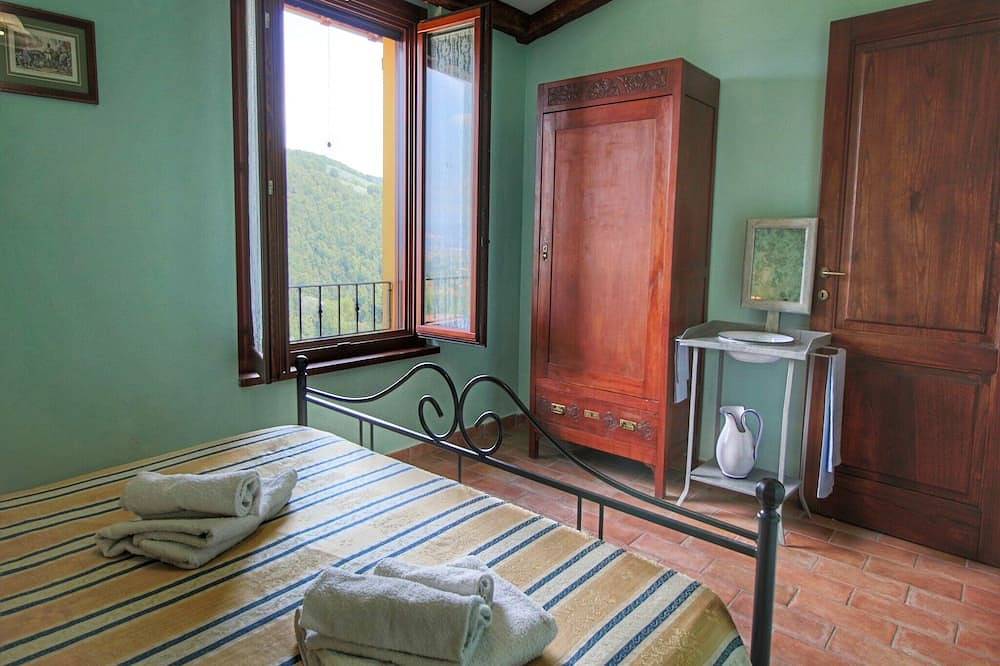 Pet-Friendly Cottage with pool in Bettona, Perugia Province