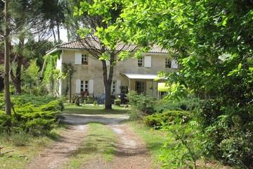 Gîte pour 6 personnes, avec jardin à Hostens
