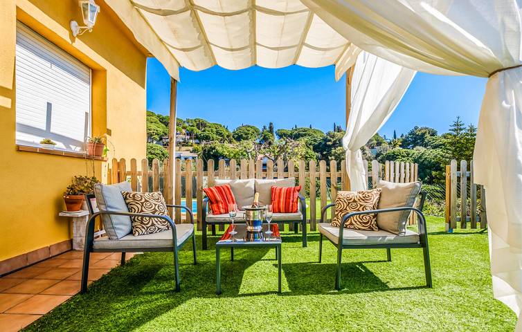 Apartamento con vistas al mar, piscina y terraza, a 2,5 km de Arenys de Munt in Supermaresme, Arenys de Munt