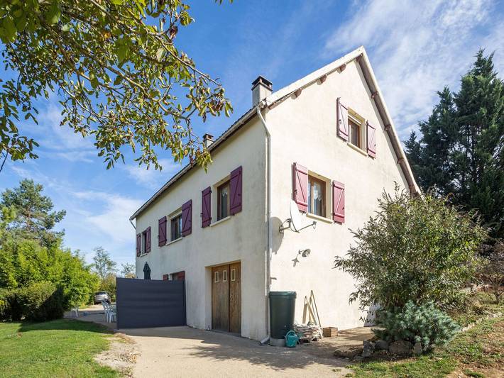 Gîte pour 4 personnes, avec piscine ainsi que jardin et jacuzzi, adapté aux familles à Thédirac