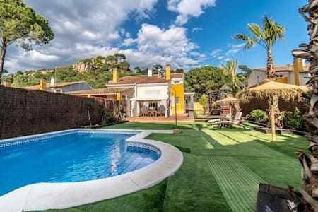 Casa rural para 7 personas, con piscina además de vistas y jardín en Córdoba