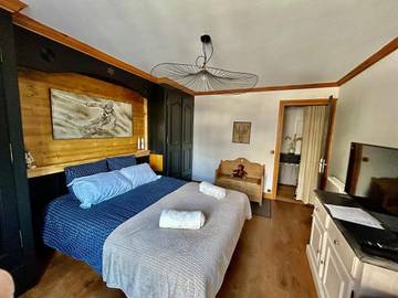 Gîte pour 2 personnes, avec jardin ainsi que vue et balcon à Magland