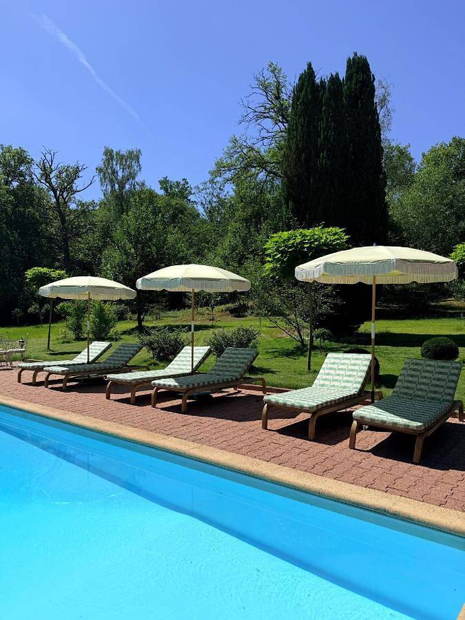 Location de vacances pour 14 personnes, avec piscine ainsi que jardin et vue à Auffargis