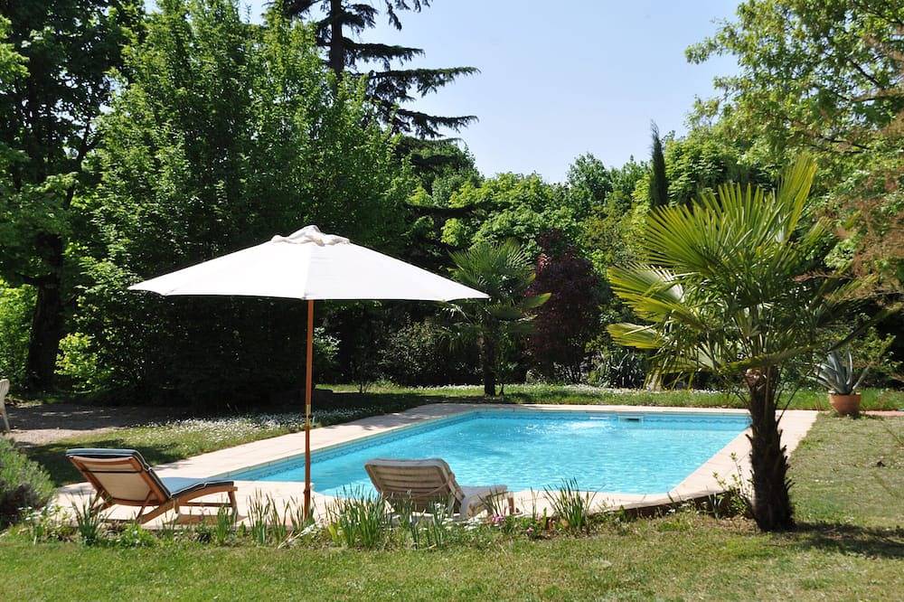 Villa Castel Suite Pavilion with Tv lounge and kitchen in Rillieux-la-Pape, Rhône